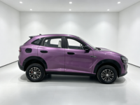 SUV électrique mini 4 portes vert, mignon et adapté aux femmes, idéal pour les trajets quotidiens en ville