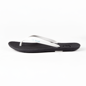Sandales de plage noires et blanches chic incontournables pour femmes avec semelle intérieure profilée pour un port décontracté en été - Product Image 3