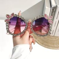 Nouvelles lunettes de soleil tendance et polyvalentes de style Harajuku avec fleurs et diamants, lunettes de soleil essentielles pour la plage et les vacances.