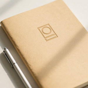 Logo personalizzato Eco-consapevole materiali classico copertina di carta Kraft mucillagine rilegatura quaderni con foglie interne lisce Beige - Product Image 1