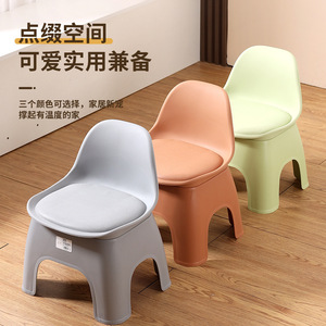 Silla infantil de plástico con respaldo y asiento de espuma, portátil y ligera, para uso en interiores y exteriores. - Product Image 3