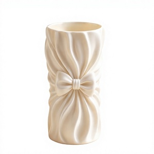 Jarrón Decorativo Moderno de Metal Blanco con Forma de Lazo, Texturizado, para Decoración de Oficina o Biblioteca, Venta al Por Mayor - Product Image 1