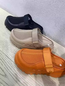 รองเท้าชายหญิงพื้นหนาแบบตีนตุ๊กแก ระบายอากาศได้ดี น้ำหนักเบา เหมาะสำหรับใส่ชายหาดและกิจกรรมกลางแจ้ง สำหรับฤดูร้อนปี 2026 รองเท้ารูแบบใหม่จากดีไซเนอร์ - Product Image 4