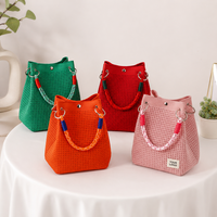 Sac seau en maille gaufrée de qualité supérieure avec poignée tressée contrastante et pochette intérieure personnalisée pour sac de luxe de vente au détail