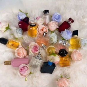 Parfum riche, <span class=keywords><strong>bois</strong></span>é et épicé qui capture la force et la sophistication, conçu pour les personnes au style intemporel. - Product Image 3