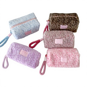 Nuova Borsa da Viaggio Portatile in Stile Ins con Stampa Leopardata in Peluche, Chiusura a Cerniera, Grande Capacità e Cinturino da Polso - Product Image 1