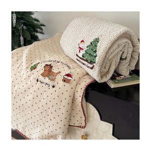 Vente en gros Couvertures en mousseline de coton personnalisées douillettes 3 couches avec broderie en gaze Couvertures de réception pour enfants - Product Image 1