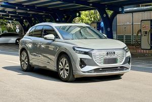 <span class=keywords><strong>Audi</strong></span> Q4 E-tron 40 SUV électrique d'occasion 2024, longue autonomie, version premium, prêt à l'exportation, gris sur noir - Product Image 3