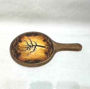 Plateau en bois artisanal en forme d'arbre, nommé Hearth, issu de la collection artistique de designers spécialisés dans les objets inspirés des arbres. - Product Image 3