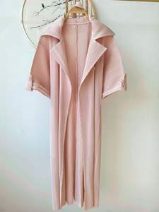 Abrigo tipo gabardina de punto plisado con capucha, estilo coreano, para otoño, diseño holgado, manga larga, abotonadura sencilla, reversible - Product Image 3