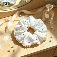 Scrunchie Bordir Bunga Pearl Edge dengan Kain Titik Merah Putih untuk Wanita