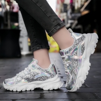 Chaussures de sport populaires pour femmes à semelle épaisse et lacets, avec empeigne en PU, antidérapantes, chaussures de marche, chaussures de sport décontractées pour femmes