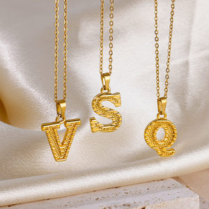 In acciaio inox 18K placcato oro iniziali goffrato collana gioielli mamma 26 lettere maiuscole inglesi A-Z lettere collana pendente - Product Image 1