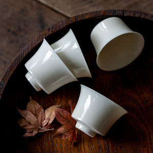 Taza de Té de Cerámica Blanca Color Albaricoque, Forma Cónica, Tamaño Pequeño, Porcelana, Taza de Té Kung Fu, Origen Dehua - Product Image 1