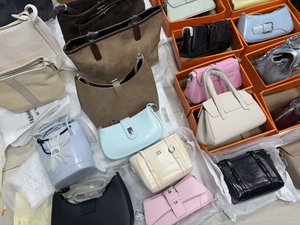 Sacs fourre-tout d'<span class=keywords><strong>occasion</strong></span> pour femmes de qualité supérieure en gros – Lots de sacs à main mixtes à prix réduits et tendance, provenant de stocks de liquidation en Chine - Product Image 3