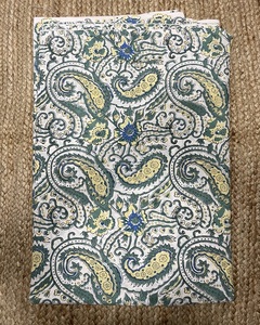 Tela Ligera Estampada Floral Hecha a Mano con Técnica de Bloques para Ropa, Edredones, Bufandas, Vestidos, Cortinas y Fundas - Product Image 1