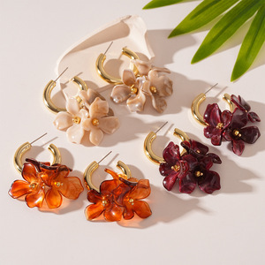 Top 10 Boucles d'oreilles créoles à clous en acrylique avec pétales de fleurs argentés, vintage, simples, élégantes, haut de gamme pour femmes - Product Image 2