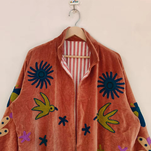 Chaqueta Bomber Corta Bordada en Terciopelo Suzani, Hecha a Mano, Ecológica, Reversible, Estilo Bohemio, Ropa de Invierno con Diseño Folclórico - Product Image 1