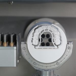 Machine de fraisage Yucera à fonctionnement fluide avec système de collecte des poussières pour un traitement propre du PMMA, PMMA Cad Cam - Product Image 4