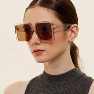 Vente chaude 2021, lunettes de soleil vintage à la mode, logo personnalisé, vente en gros, lunettes de soleil carrées à grande monture en plastique pour femmes - Product Image 1