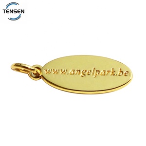 Breloques ovales personnalisées avec logos dorés et lettres estampées pour bracelets et bijoux pour femmes - Product Image 3