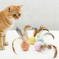 Mainan Bola Kucing dari Tali Kertas Sederhana Tradisional dengan Bulu dan Pasir di Dalamnya, Berwarna-warni dan Interaktif