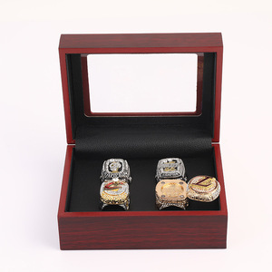 Juego de 4 Anillos de Campeonato de <span class=keywords><strong>LeBron</strong></span> <span class=keywords><strong>James</strong></span> MVP 2020, Geométricos, Chapados en Oro de 18k, con Caja de Madera - Product Image 2