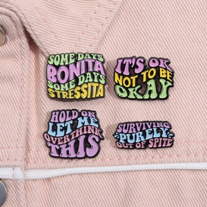 Spilla con Citazioni Colorate Personalizzata 'Overthinker <span class=keywords><strong>It</strong></span>'s OK' in Metallo con Smalto Morbido, Distintivo Divertente, Regalo per Bambini e Amici - Product Image 4