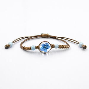 Pulseras Trenzadas Bohemias Hechas a Mano con Cordón de Cera Marrón, Dijes de Flores Secas de Resina y 3 Cuentas de Cristal - Product Image 6