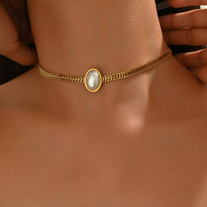 Collar estilo europeo americano con incrustaciones de perlas, cadena de serpiente en tono dorado para mujer, uso diario, regalo. - Product Image 1
