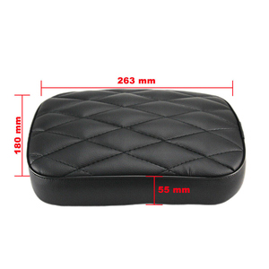 Asiento trasero universal de cuero para pasajero de motocicleta con 8 ventosas para Harley, cojín trasero con diseño de diamantes y rayas verticales en negro y marrón. - Product Image 4