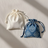 Venta al por mayor de bolsas de polvo de algodón con cordón personalizado para bolsos joyería ropa zapatos con impresión de logotipo bolsas de regalo personalizadas