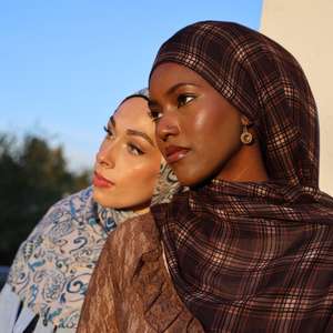 ฮิญาบผ้าโมดอลพิมพ์ลายสำหรับผู้หญิง ดีไซน์ทันสมัย เรียบร้อย ระบายอากาศได้ดี ใช้ได้ทุกฤดู ปี 2026 พร้อมโลโก้แบบกำหนดเองได้ ลายสก็อตแบบมุสลิม - Product Image 1