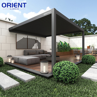 Pergola bioclimatique murale en aluminium de luxe avec toit à lames motorisées pour extension de terrasse moderne, patio ou restaurant