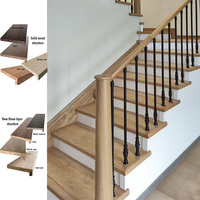 Escaliers d'intérieur modernes personnalisés avec main courante en bois et colonnes en métal assorties