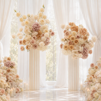 Centerpiece bunga pernikahan warna biru dusty dan oranye terang, terbuat dari sutra hydrangea dan mawar dengan dudukan logam emas untuk dekorasi lorong rumput.