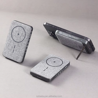 2025 nouveau ODM OEM tissu PD 20W 15W chargeur sans fil batterie externe avec batterie d'une capacité de 10000mAh avec support de téléphone