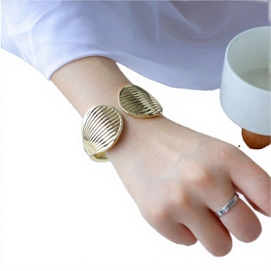 กำไลข้อมือโลหะผู้หญิงงานแฮนด์เมดทันสมัย โรงงานขายส่ง ราคาพิเศษ - Product Image 2