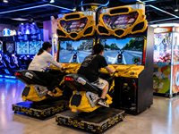 Machine d'arcade de course de motos commerciale reconditionnée, simulateur de jeu à monnayeur, équipement pour centres de divertissement intérieurs, en métal