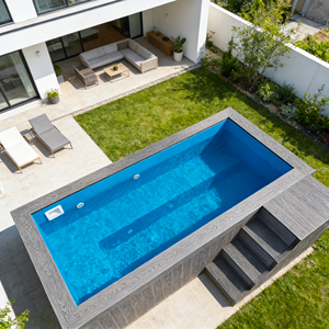 Piscina compacta en contenedor con plataforma de madera y área de asientos con banco incorporado, piscina, spa - Product Image 4