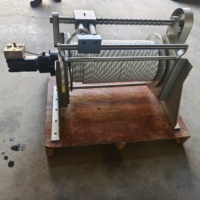 Treuil hydraulique avec système de guidage de corde, adapté à l'utilisation sur yachts/parapentes/towage de parachutes en mer.