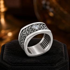 Anello Geometrico da Uomo con Taglio Princess e Montatura a Castone, Gioiello Classico per Ogni Giorno - Product Image 5