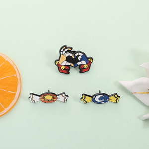 Эмалированная брошь в виде маски - Product Image 2