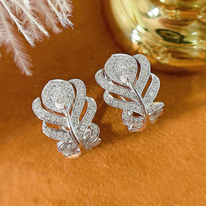 Orecchini a polsino con piume per donna, eleganti accessori per l'orecchio da indossare tutti i giorni - Product Image 1