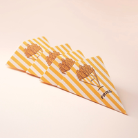 Emballages triangulaires pour frites en kraft de qualité alimentaire, résistants à l'huile, gaufrés, couleur personnalisée, matériaux recyclés pour les frites à emporter