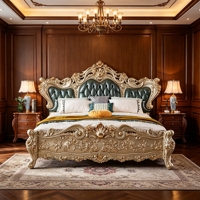 Maßgefertigtes Barock-Stil Doppelbett mit Schwerem Relief, Blattgold, Smaragdgrünem Polster und Geschnitztem Fußteil für Hotelsuiten