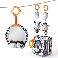 Tumama Kids – Ensemble de 4 jouets suspendus en peluche pour bébé, avec miroir, chiffon, livre et hochet, animaux noirs et blancs, pour lit et poussette