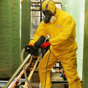 Campione gratuito KONZER produce l'uniforme di sicurezza della tuta di protezione resistente agli agenti chimici industriali monouso in HDPE