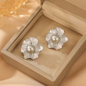 Boucles d'oreilles clous en argent gris perle, tempérament féminin, luxe léger, élégant, tendance, géométrique, rétro, design haut de gamme, cadeau - Product Image 5