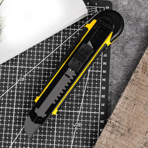 มีดอเนกประสงค์ ใบมีด 18 มม. ด้ามจับ ABS เคลือบยางแบบสามชั้น สีดำ ความยาว 160 มม. สำหรับตัดกระดาษและลอกวอลเปเปอร์ - Product Image 3